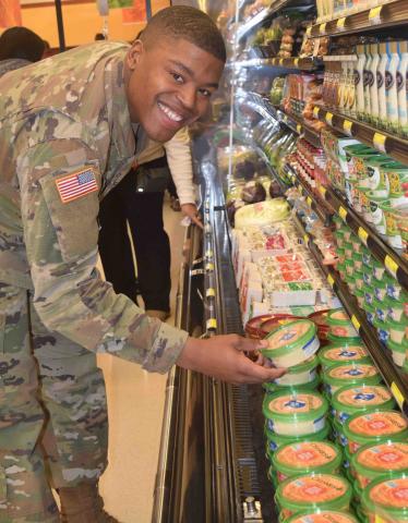 Soldier shops at commissary Thumbnail